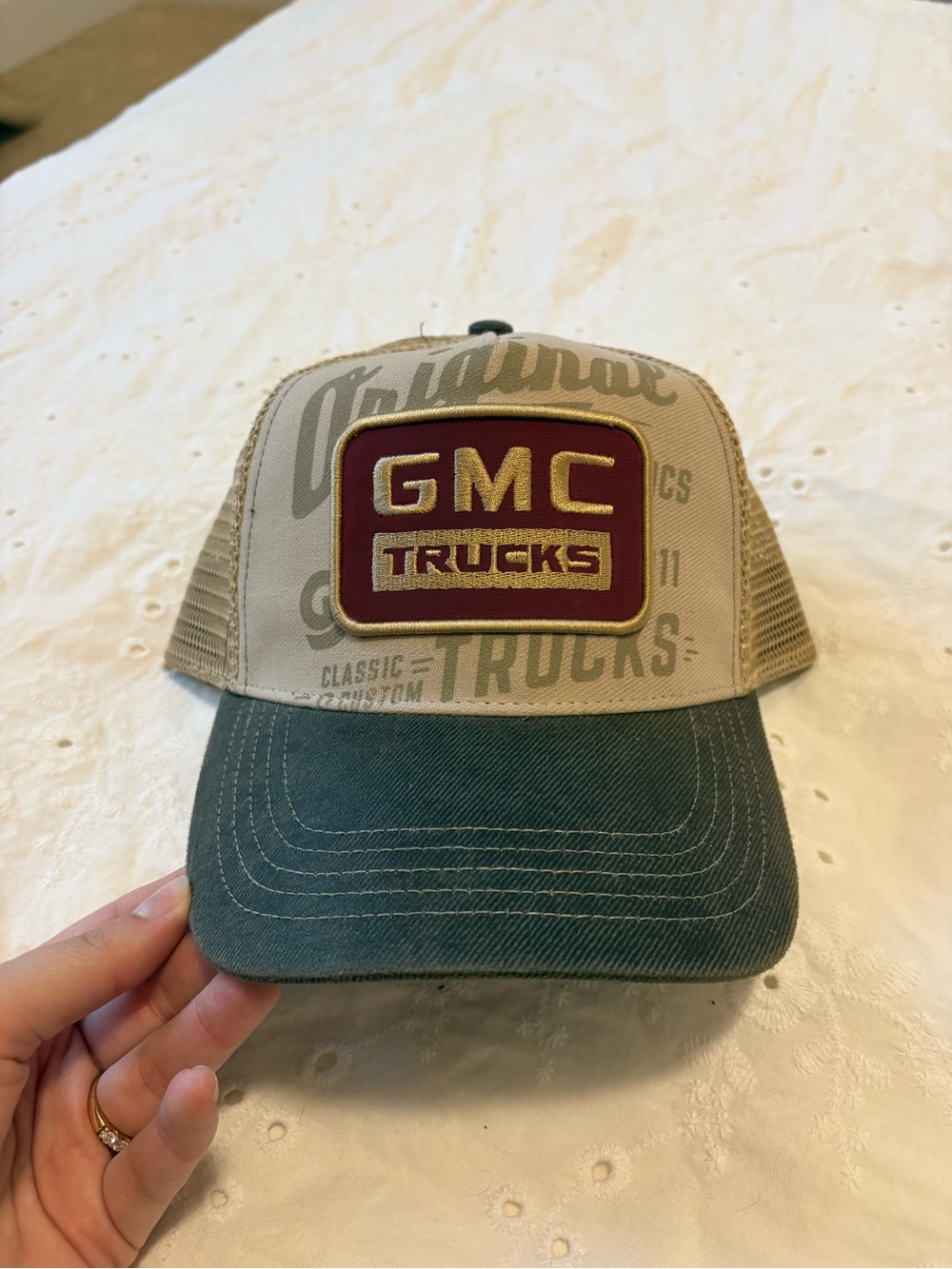 Men's Two-Tone Embroidered Trucker Hat / Tan & grey